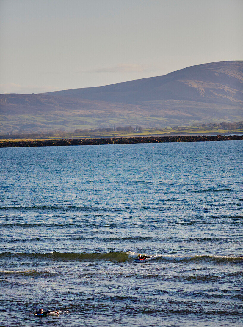 Zwei Jungen beim Bodyboarden in der Küstenregion der Grafschaft Sligo in Connacht, Irland