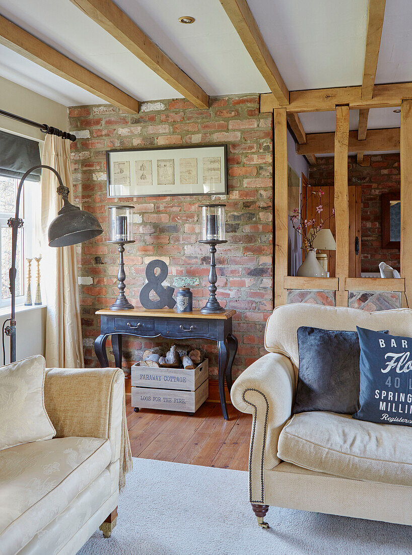 Vintage-Lampe und Upcycling-Beistelltisch im Wohnzimmer mit Backsteinwand und Holzrahmen in einem Landhaus in der Grafschaft Durham, England, UK