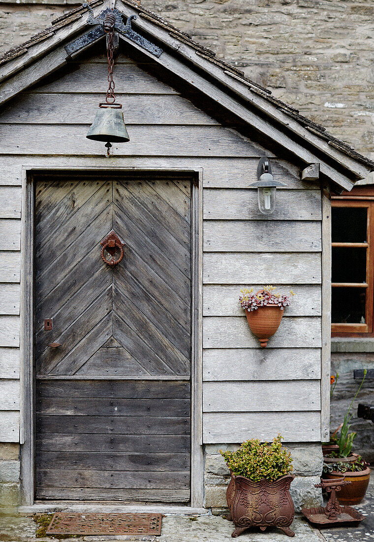 Hölzerne Veranda eines Bauernhauses in Herefordshire, England, UK