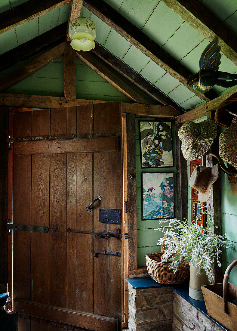 Hölzerne Verandatür mit japanischem Kunstwerk in einem Bauernhaus in Herefordshire, UK