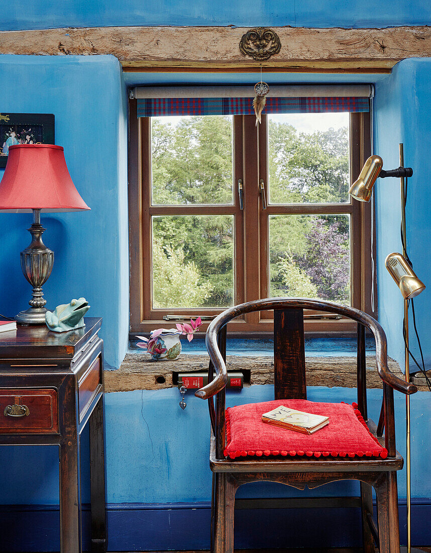 Stuhl und Schreibtisch im blauen Schlafzimmer eines Bauernhauses in Herefordshire, UK