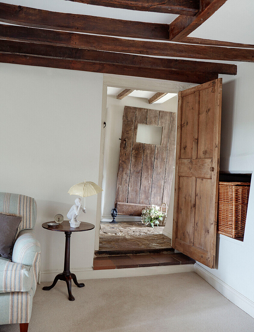 Blick durch eine Holztür in einem Landhaus in Oxfordshire, England, UK