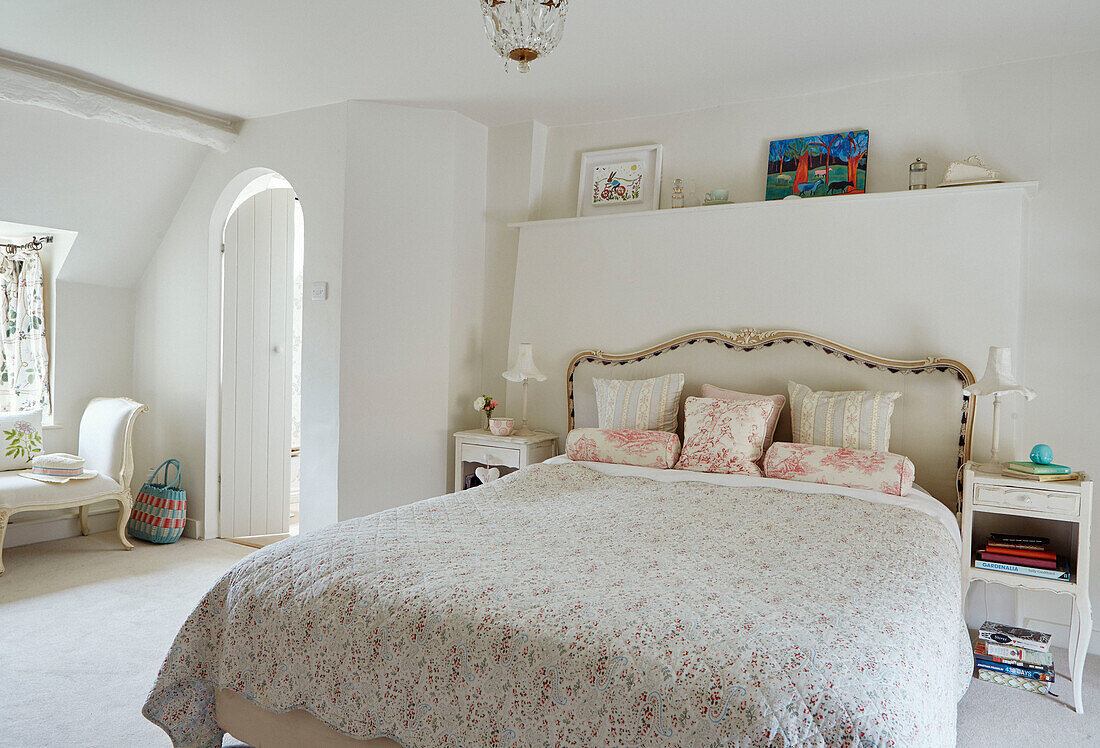 Doppelbett mit Steppdecke im weißen Schlafzimmer eines Hauses in Oxfordshire, England, UK