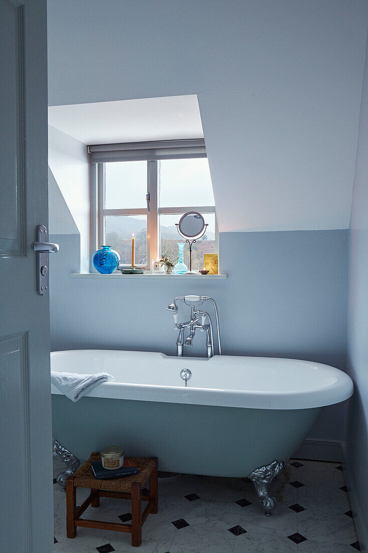 Rasierspiegel auf der Fensterbank über einer freistehenden Badewanne in einem Haus in Worcestershire, England, UK
