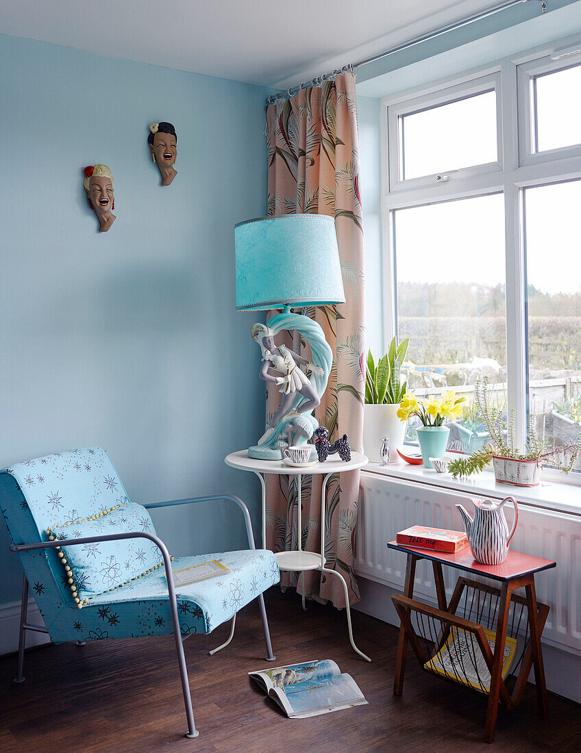 Hellblauer Sessel und Lampe am Fenster in einem Haus in der Grafschaft Durham, Nordostengland, UK