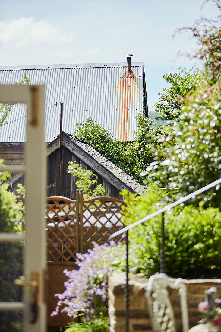 Blick auf gewellte Dächer im Garten eines georgianischen Hauses in Talgarth, Mid Wales, UK