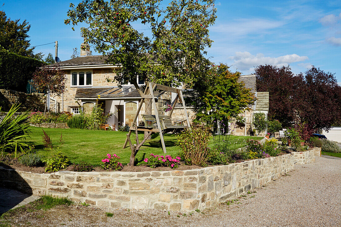 Schaukelsitz im Vorgarten eines freistehenden Hauses in Yorkshire, England, UK