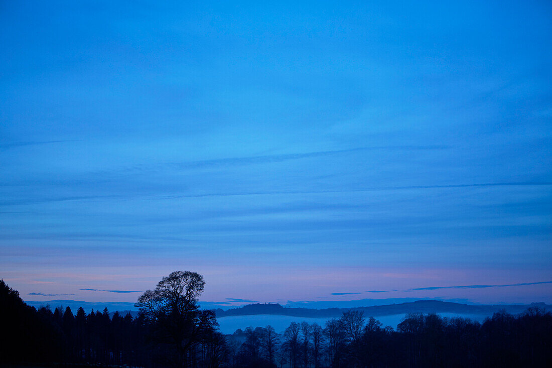 Abendnebel und Nachthimmel in Northumberland, UK