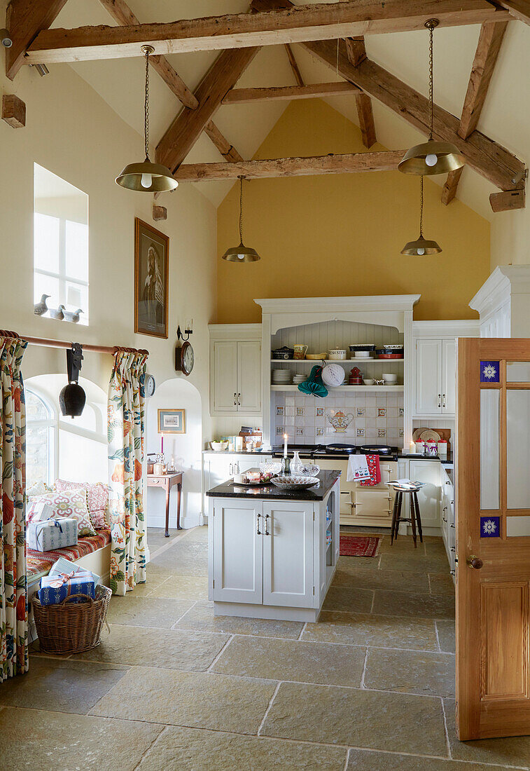 Küche mit Holzbalen in doppelter Höhe in einer umgebauten Scheune in Northumberland (UK)
