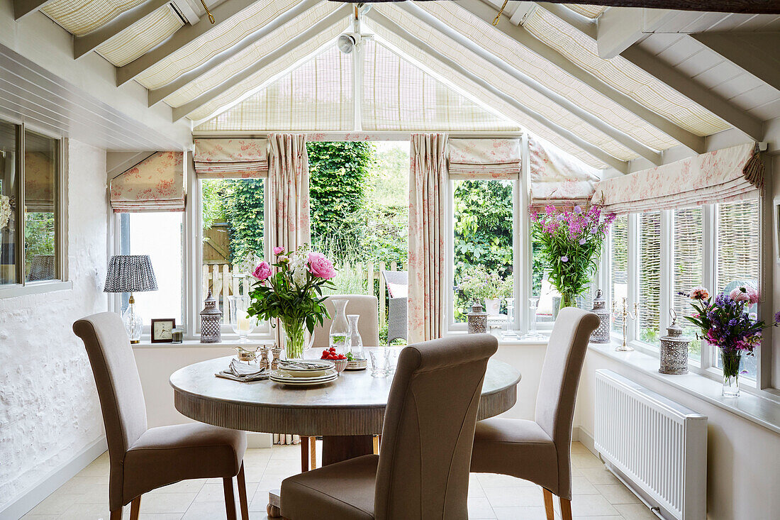 Runder Esstisch und Stühle in einem Landhaus in Berkshire, England, UK