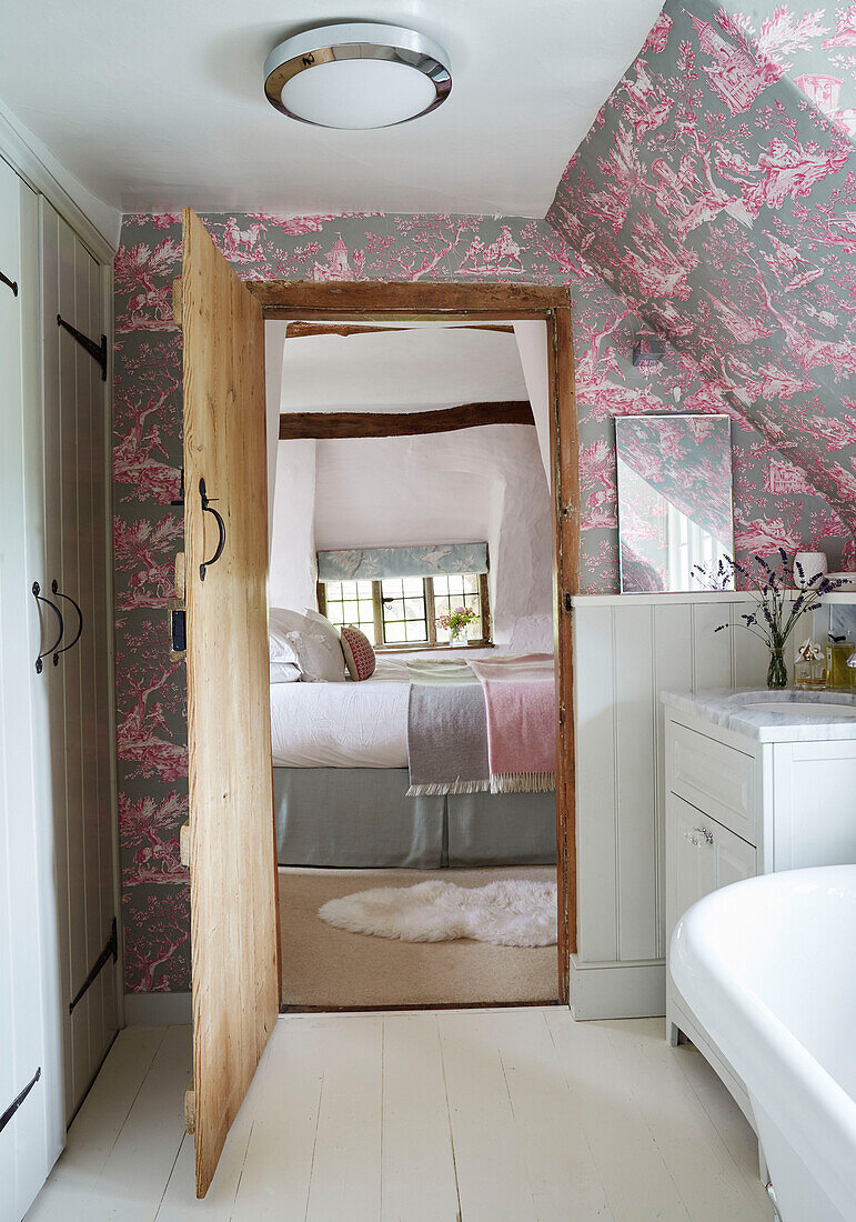 Blick durch die offene Schlafzimmertür vom Bad in einem Landhaus in Berkshire, England, UK