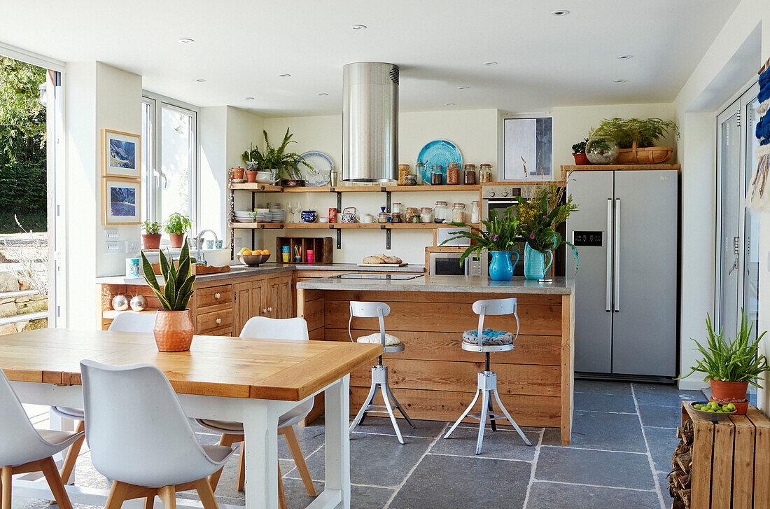 Offene Küche mit Fliesenboden, Tisch und Stühlen in einem Haus in Bath, Wiltshire, UK