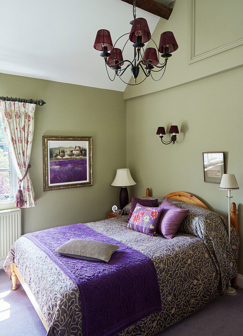 Violettes und grünes Schlafzimmer in einem Cottage in den Cotswolds, UK