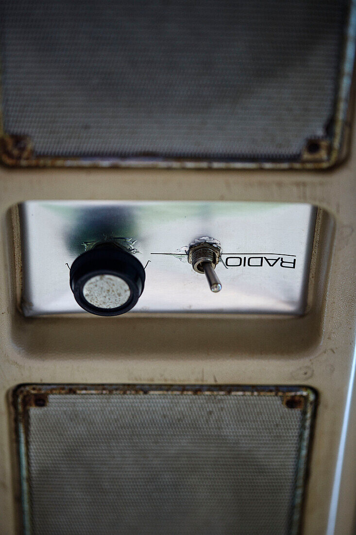 Radioknopf im Majestic-Bus in der Nähe von Hay-on-Wye, Wales, UK