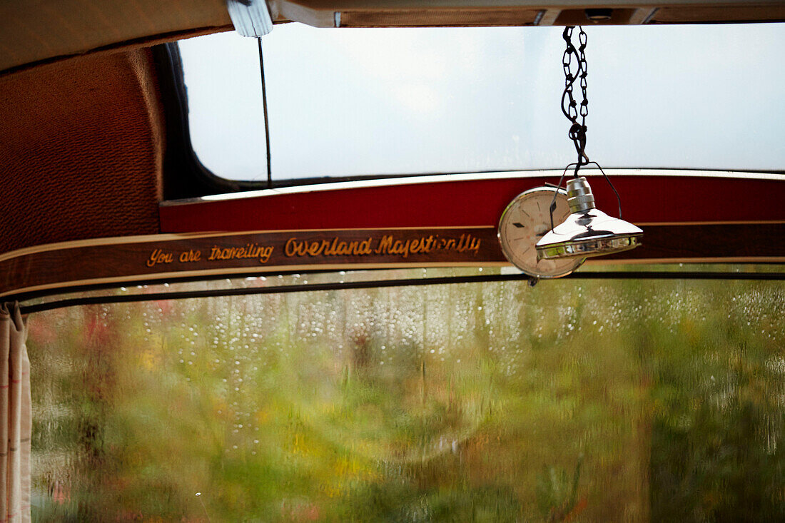 Blick durch die verregnete Windschutzscheibe in den Majestic-Bus in der Nähe von Hay-on-Wye, Wales, UK