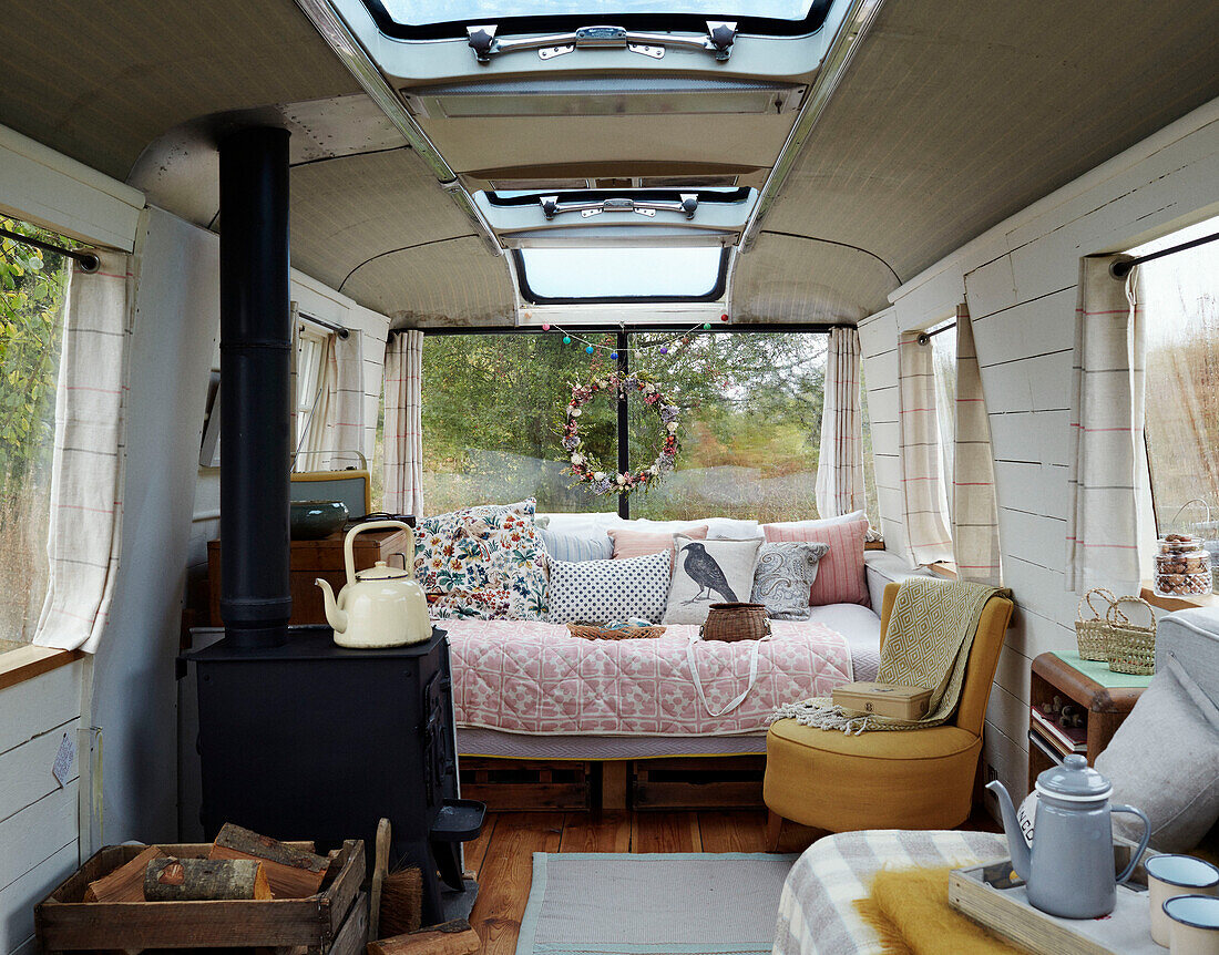 Das Innere vom Majestic-Bus in der Nähe von Hay-on-Wye, Wales, UK