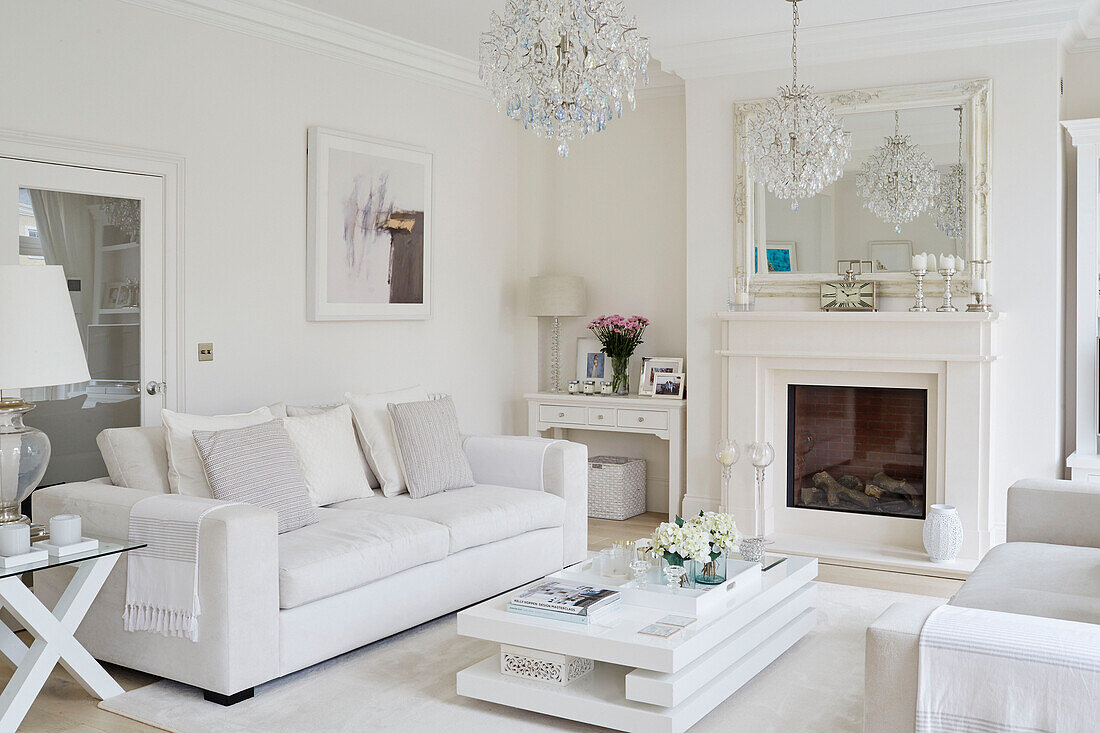 Weißes Sofa mit Kronleuchter und niedrigem Couchtisch in einem Haus in York, UK