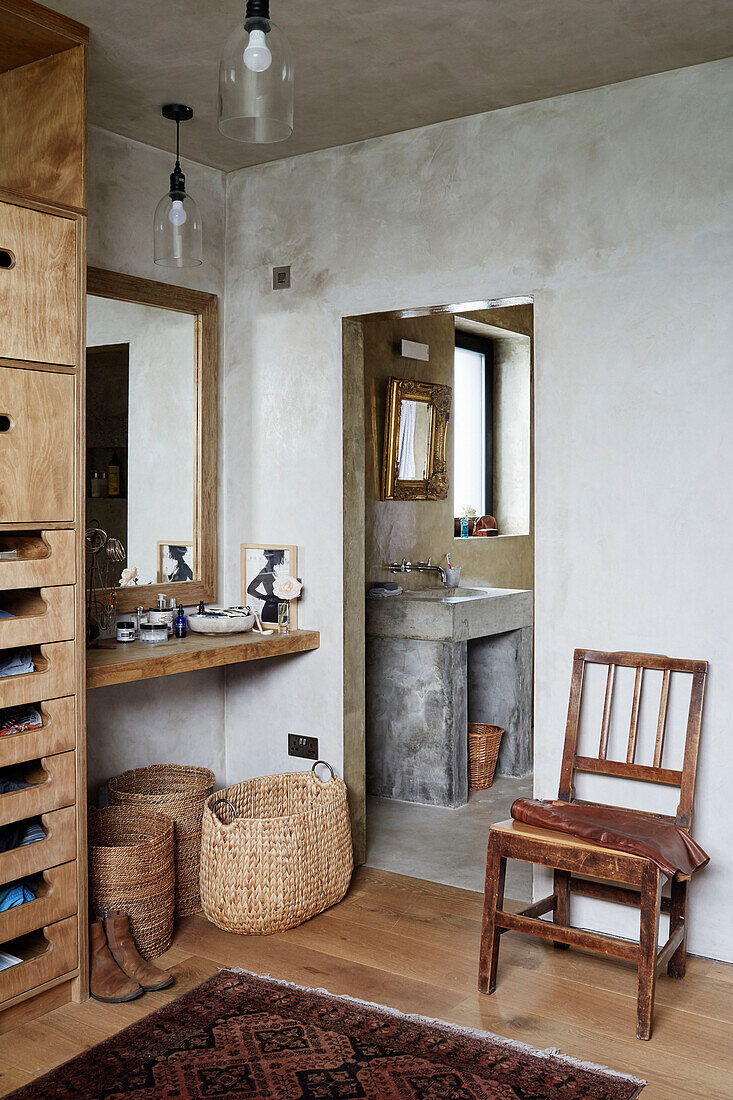 Schubladen und Regal aus Holz mit Spiegel und Körben in einem Haus in Sligo, Irland