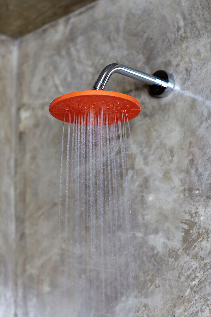 Fließendes Wasser durch einen Duschkopf in einem Haus in Sligo, Irland