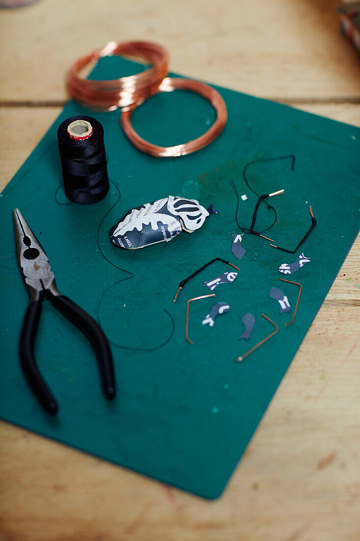 Zange, Draht und Faden zur Herstellung eines Käfers in einem Atelier in Gladestry an der Grenze zu Südwales