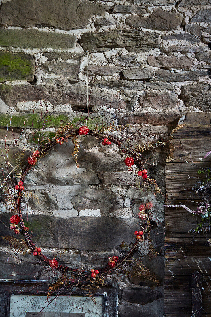 Weihnachtskranz an der Steinmauer einer Hütte an der Grenze zwischen Radnorshire und Herfordshire