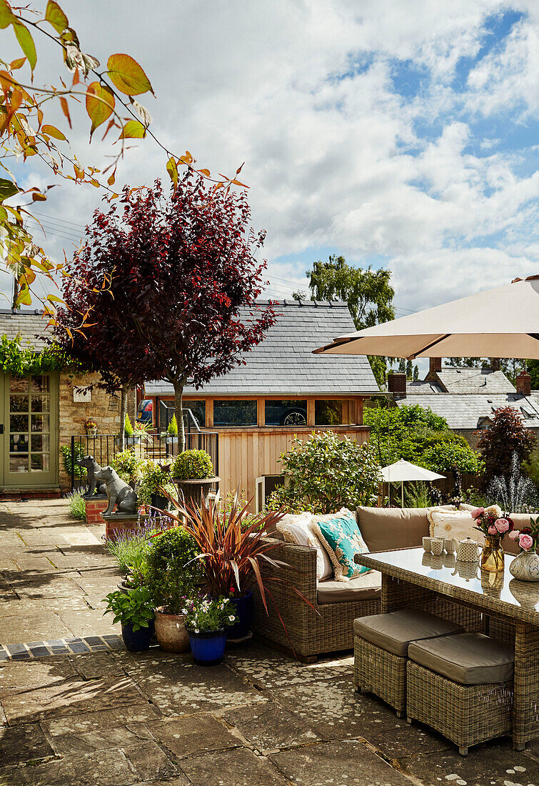 Gartenmöbel auf einer Terrasse in den Cotswolds, UK