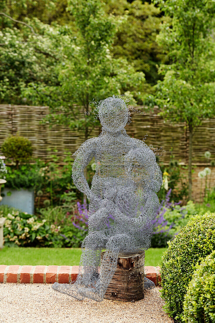 Skulptur aus Drahtgeflecht im Garten in den Cotswolds, UK