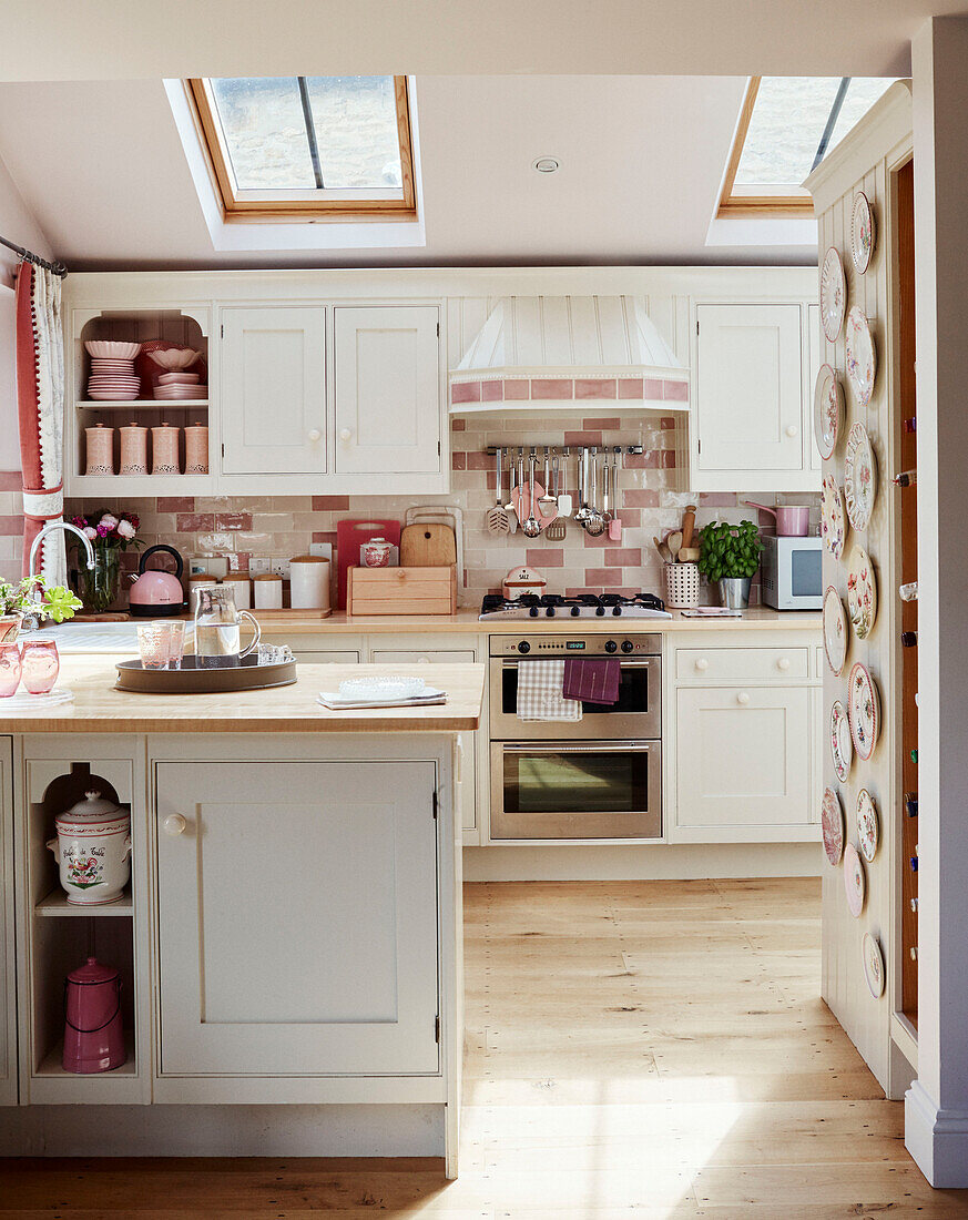 Weiße Einbauküche mit Oberlicht in einem Cottage in den Cotswolds, UK