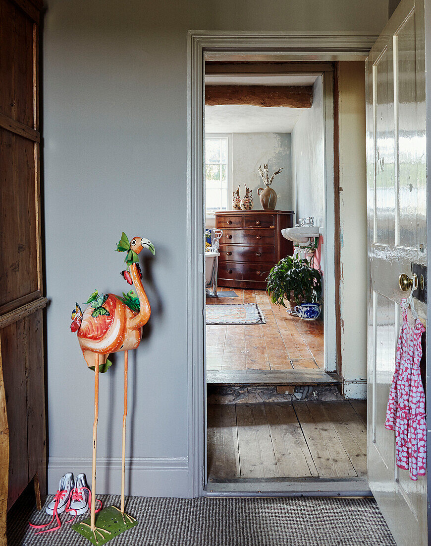 Flamingo-Statue im offenen Eingang eines Hauses in Devon, UK