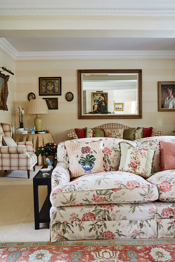 Geblümtes Sofa und großer Spiegel in einem Haus in den Cotswolds, UK