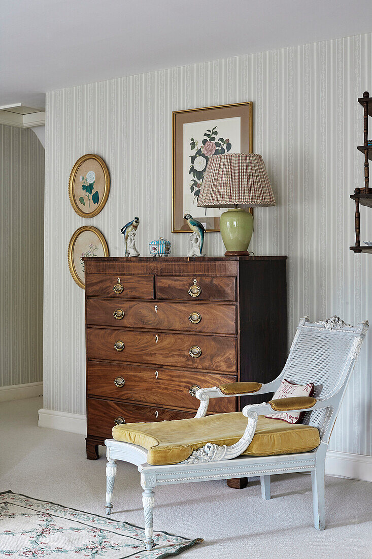 Antiker Sessel und Holzkommode in einem Haus in den Cotswolds, UK