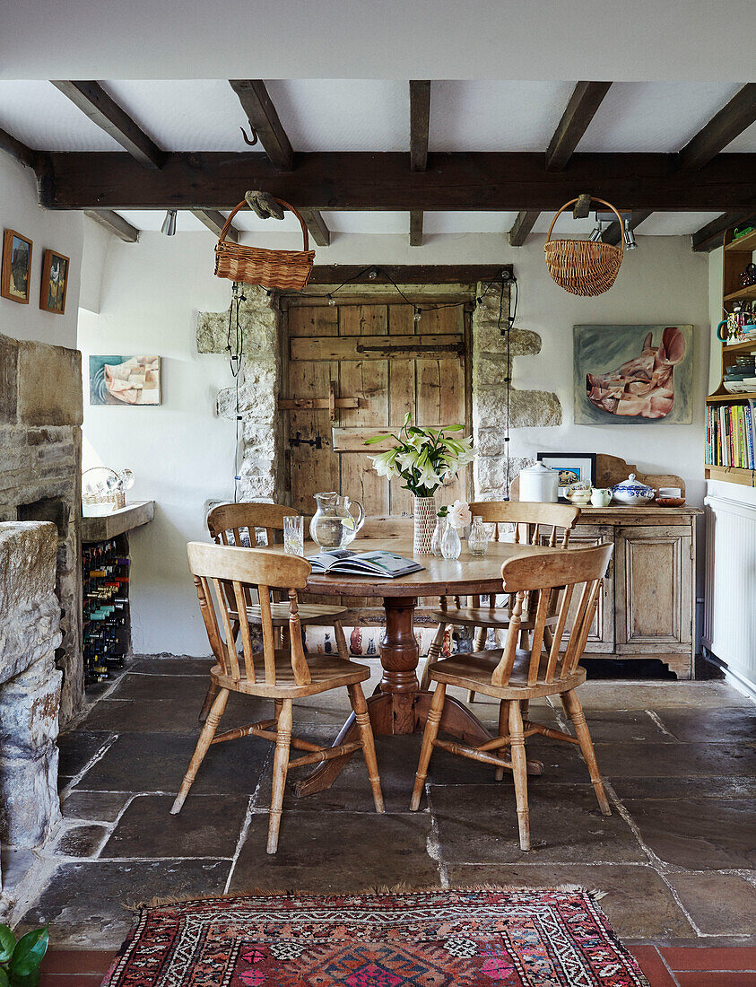 Holztisch und -stühle in einer renovierten Bauernhausküche in Yorkshire, UK