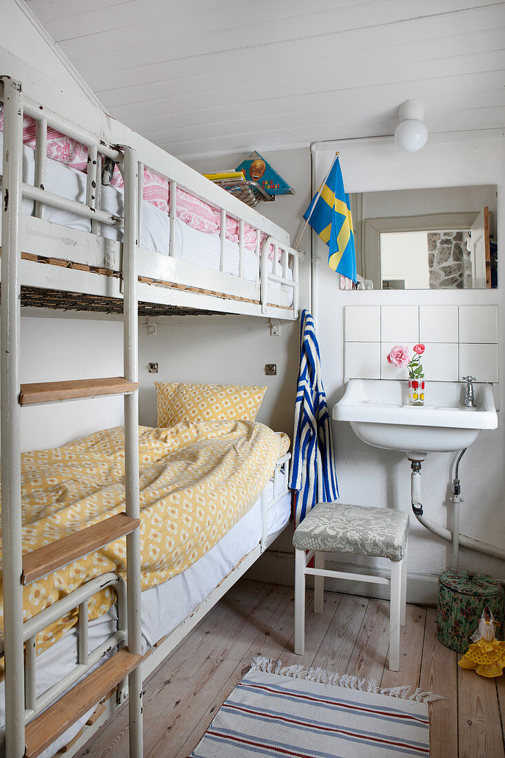 Etagenbett im kleinen Raum mit Waschbecken im Shabby Chic