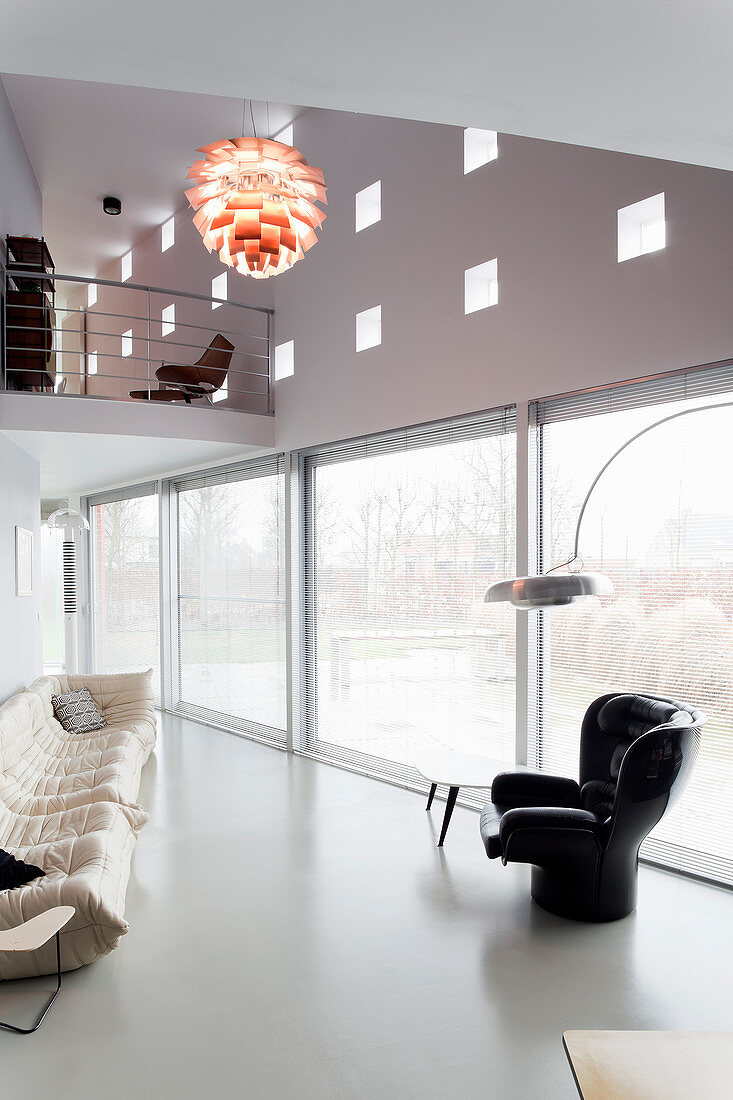 Fensterfront und Wand mit Glasbausteinen im Wohnzimmer