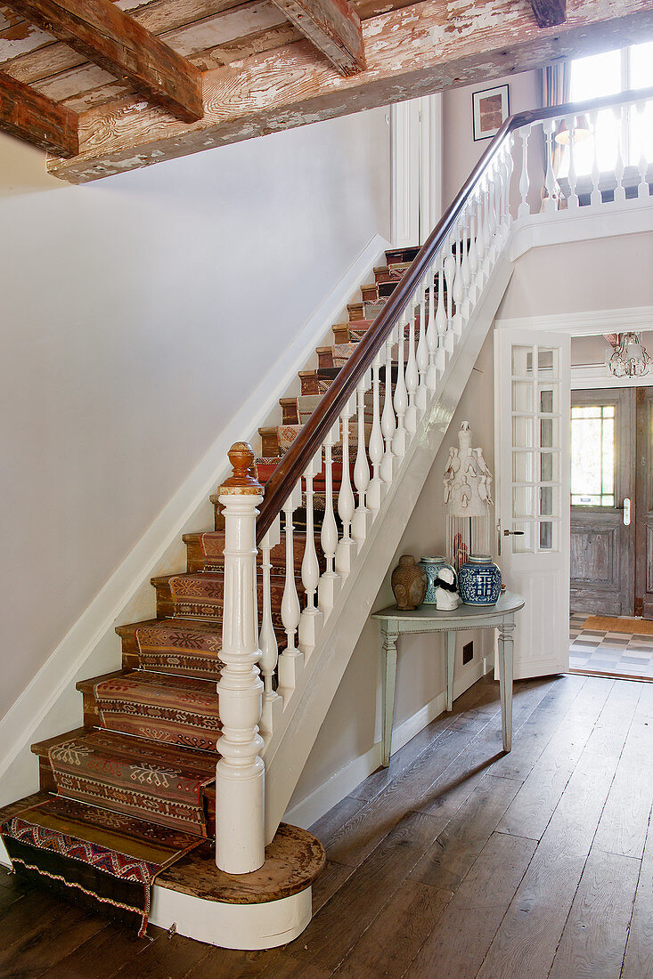 Ethno-Läufer als Treppenteppich auf der Treppe im eleganten Landhaus