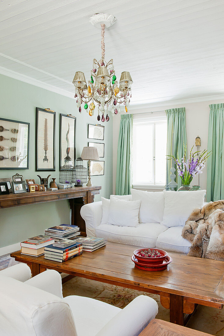 Mintgrüne Wände und Vorhänge im klassischen Wohnzimmer