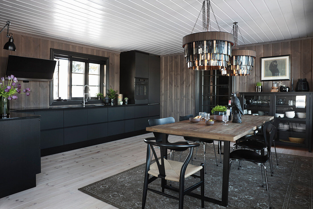 Esszimmer mit offener Küche im modernen Holzhaus