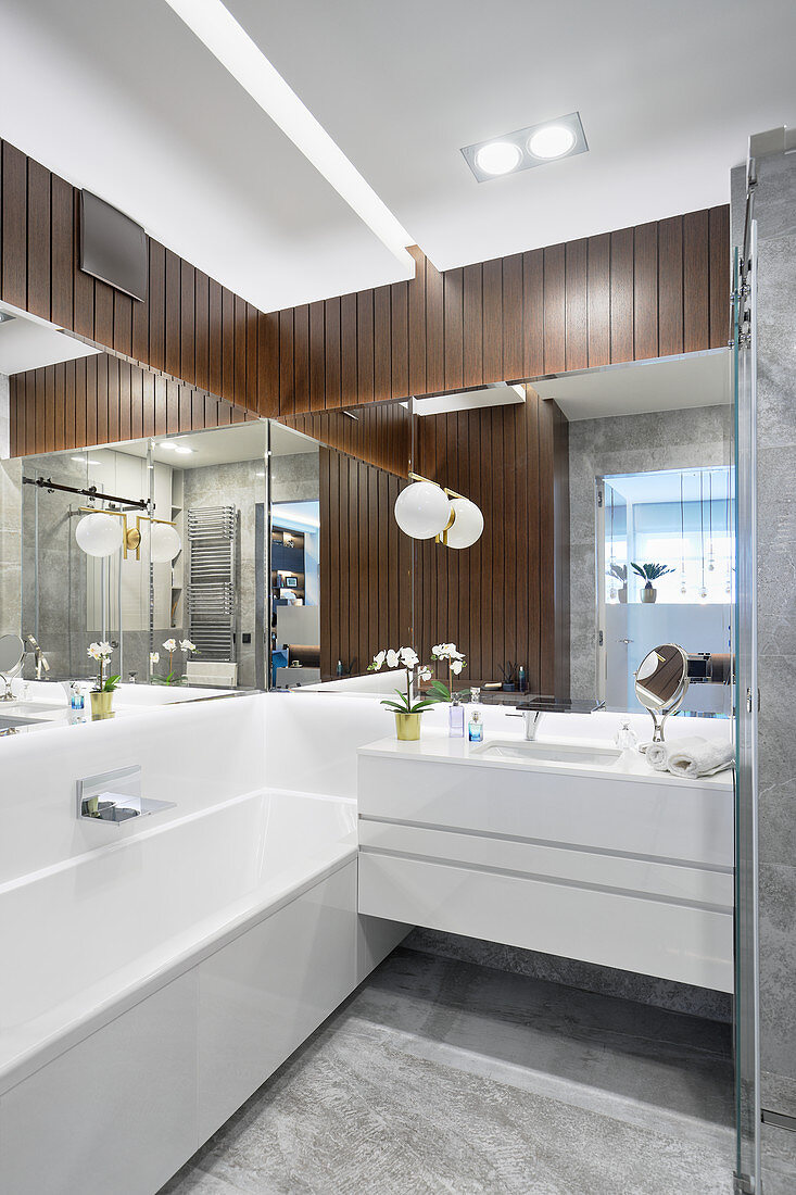 Modern bathroom with wood cladding and mirrored walls