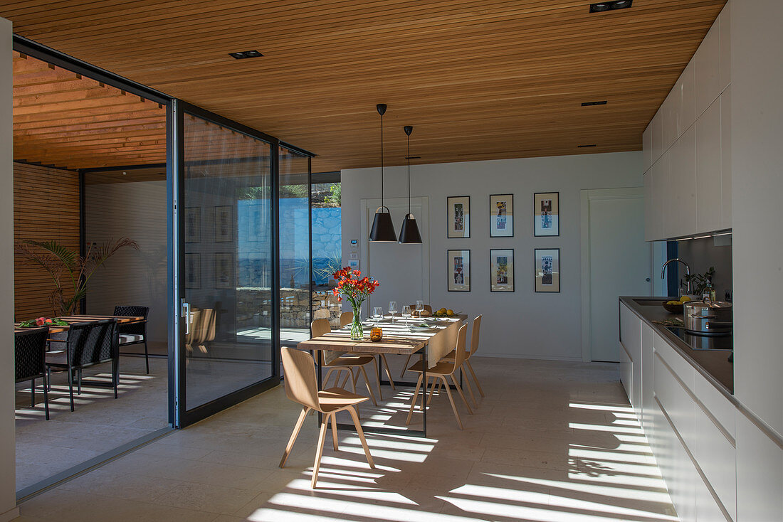 Offener Wohnraum mit Fensterfront im modernen Architektenhaus