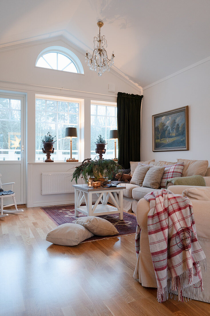 Gemütliches Wohnzimmer im skandinavischen Landhausstil