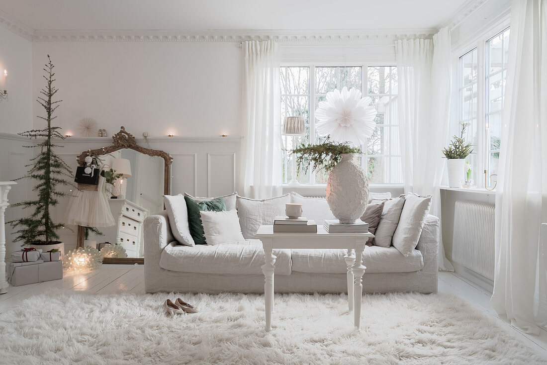 Klassisches Wohnzimmer ganz in Weiß mit Weihnachtsdeko