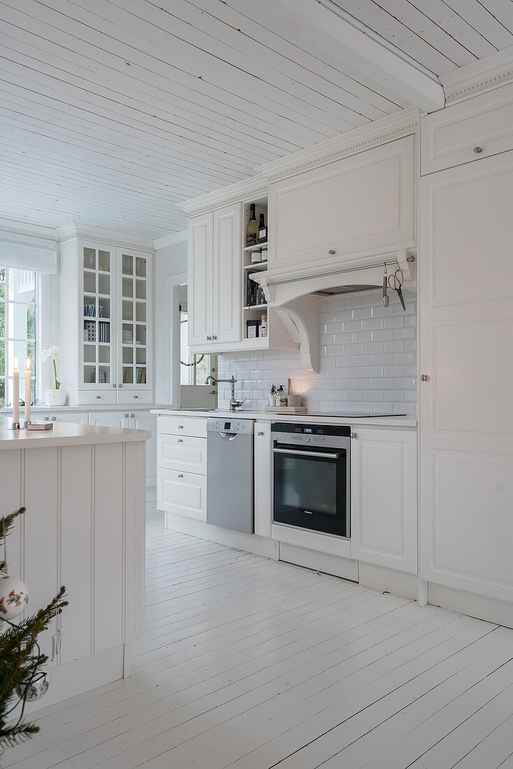 Landhausküche im Skandinavischen Stil in Weiß mit Dielenboden