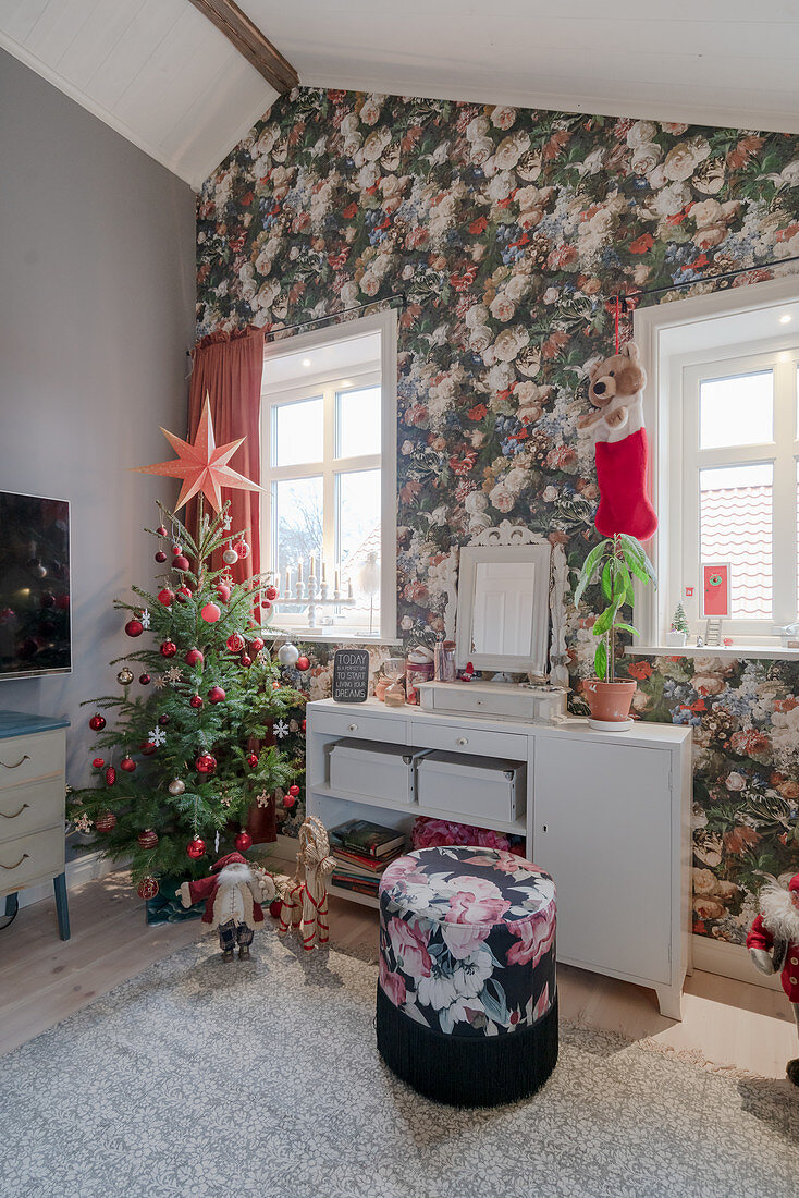 Weihnachtsbaum und opulente Blumentapete im Jugendzimmer