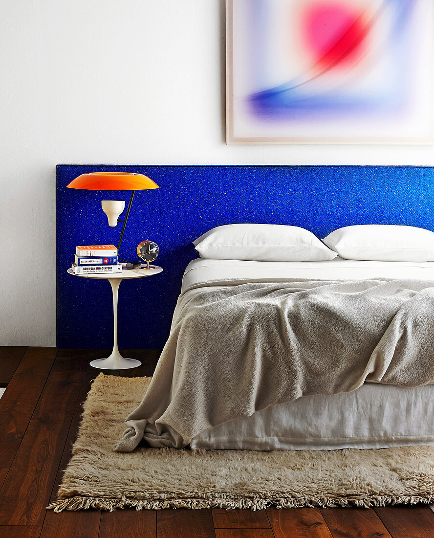 Bettkopfteil mit blauem Bezug am Doppelbett