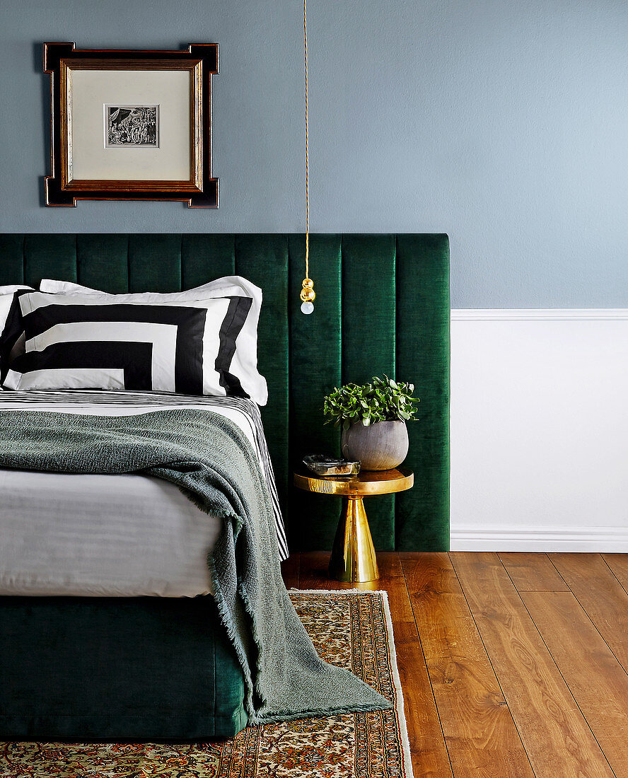 Bettkopfteil mit grünem Bezug am Doppelbett