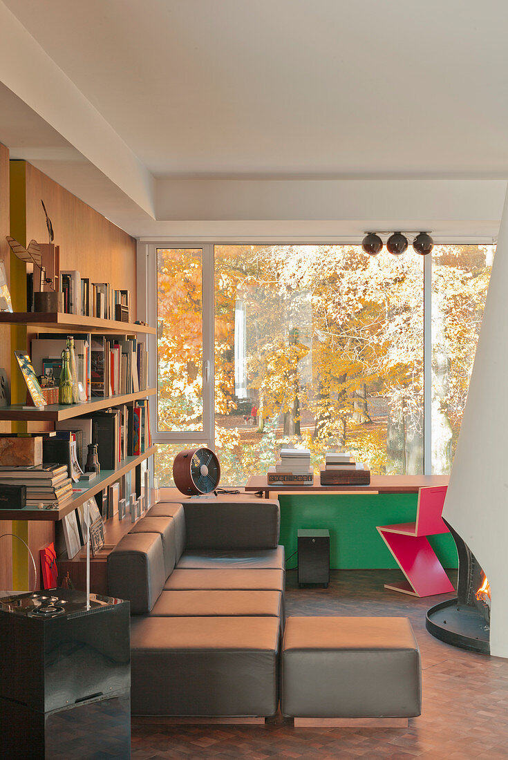 Lesezimmer mit Bücherwand, Sofa und Schreibtisch