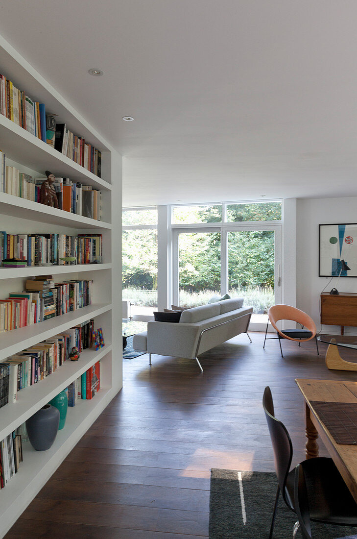 Offener Wohnraum mit Bücherwand