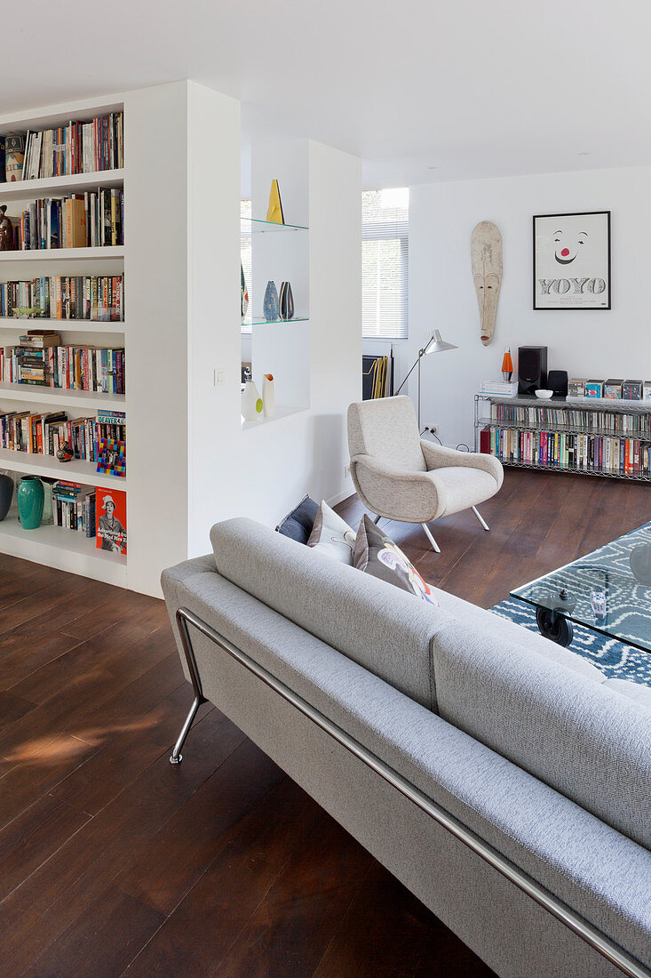 Offener Wohnraum mit Bücherwand und Lounge
