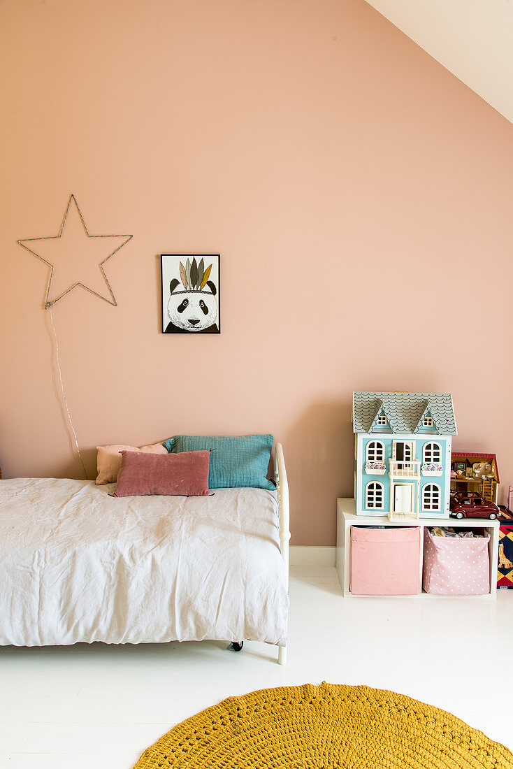 Kinderzimmer im Dachgeschoß mit rosa Wand
