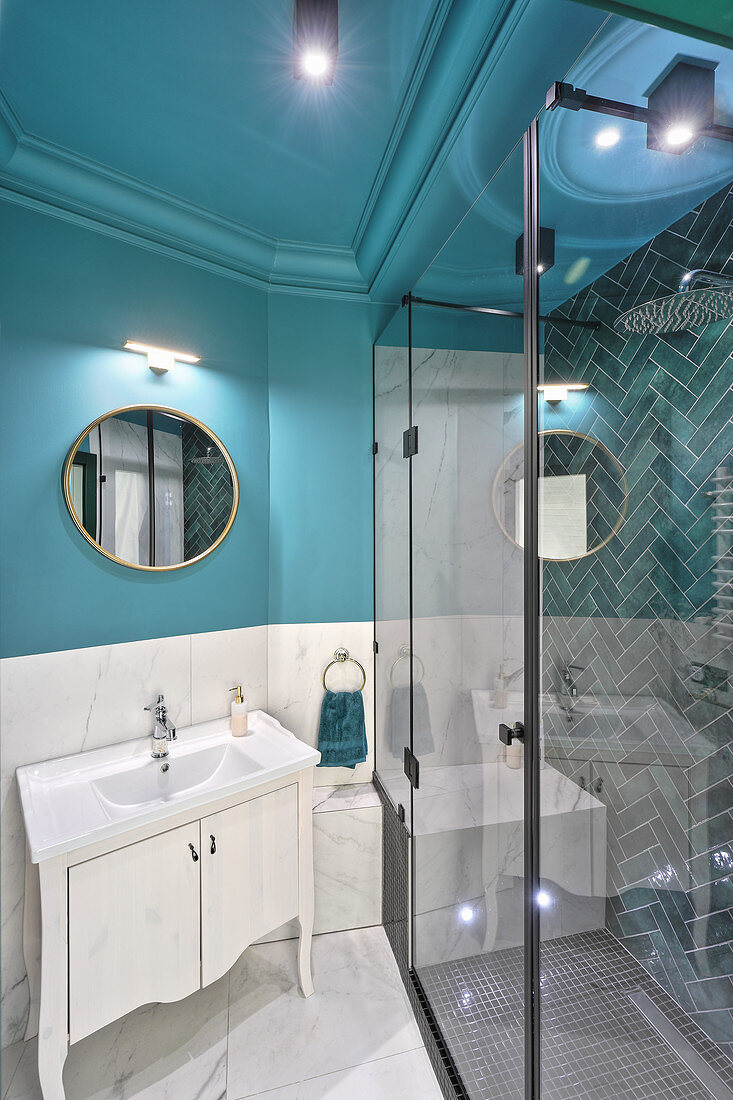 Elegantes Bad mit petrolblauer Wand und Stuckdecke